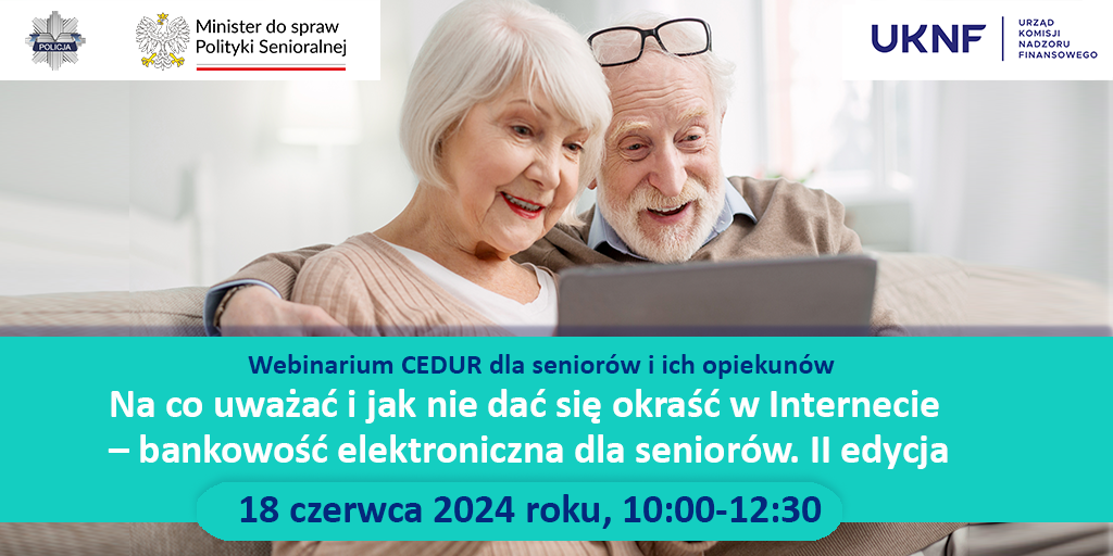 Baner informacyjny dotyczący webinarium dla seniorów i ich opiekunów - seniorka i senior siedzący na kanapie z uśmiechem w patrzeni w ekran tabletu