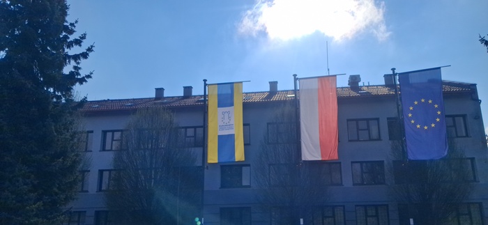 Zdjęcie Urzędu Gminy Zebrzydowice z flagami